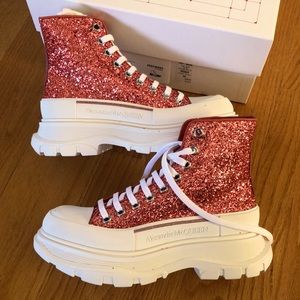 ALEXANDER MCQUEEN
Tread Slick Boots In 6602 Rose Gold